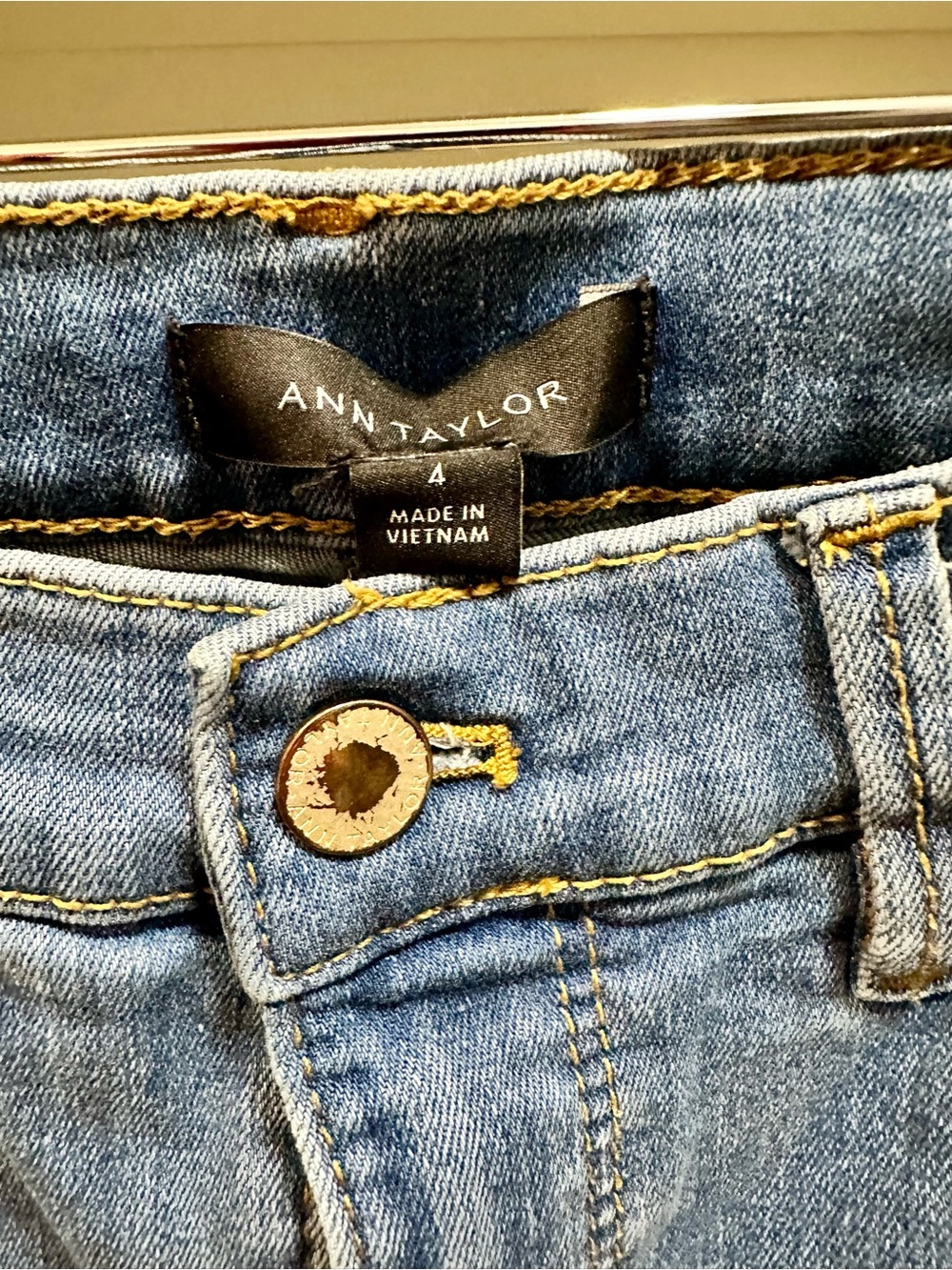 Ann Taylor straight-leg jeans size 4 - Picture 3 of 3